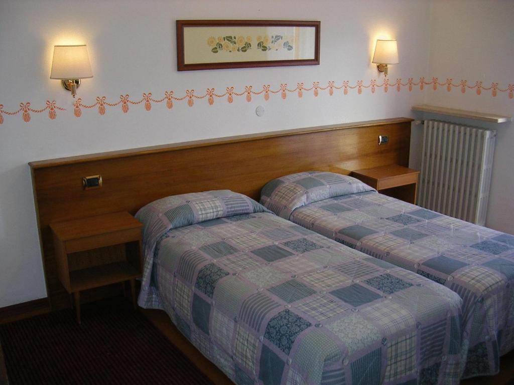 Hotel Rosalpina ريفا ديل غاردا الغرفة الصورة